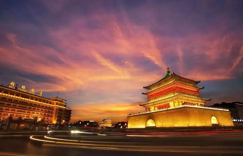 夕阳下的古城墙，古装演员遥望故乡的思乡之情